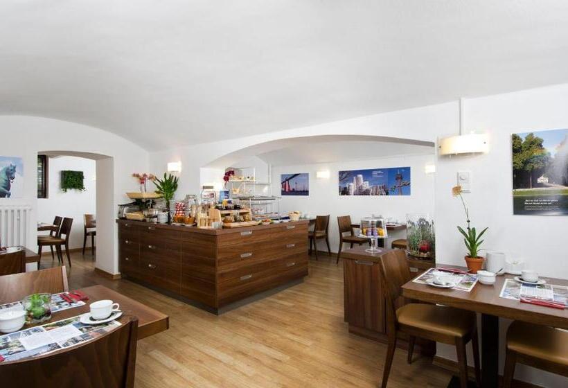 חדר סטנדרט לשלושה, Am Hofgarten