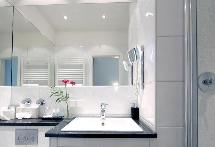 חדר סטנדרט לשלושה, Am Hofgarten