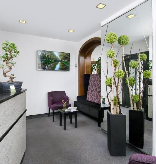 חדר סטנדרט לשלושה, Am Hofgarten