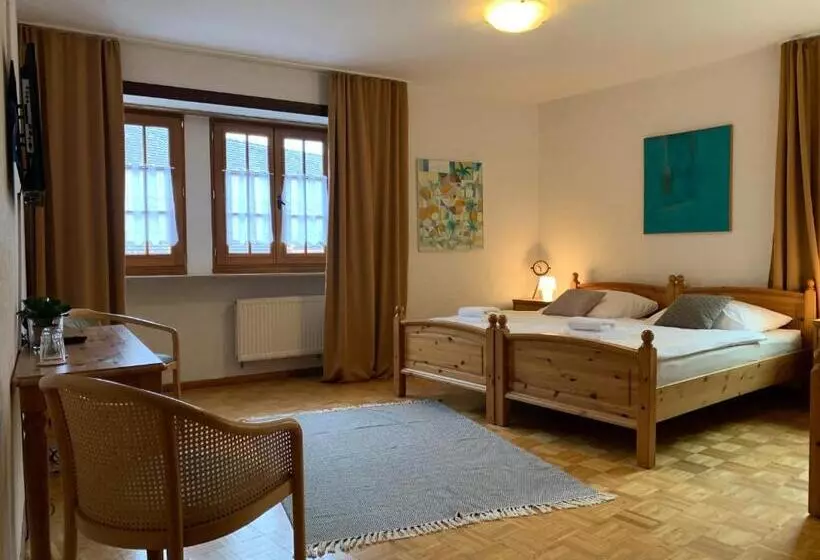 Standard Kolmen Hengen Huone, Bettelhaus