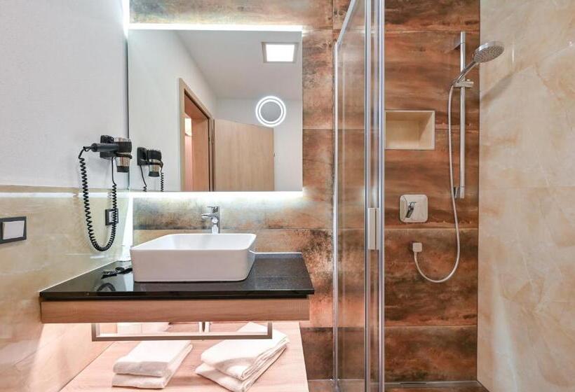 اتاق لوکس چهار تخته, Ludwigs