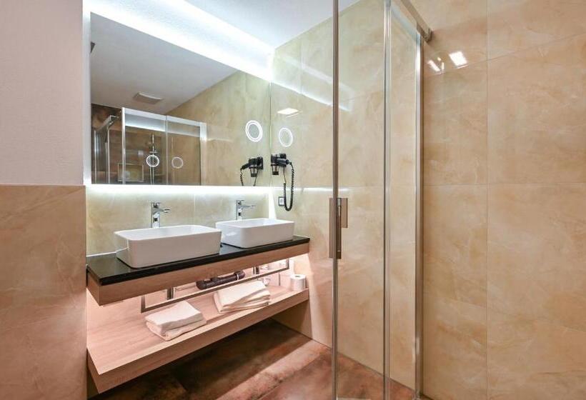 اتاق لوکس چهار تخته, Ludwigs