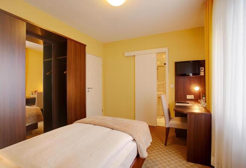 标准单人间, Mercedes City