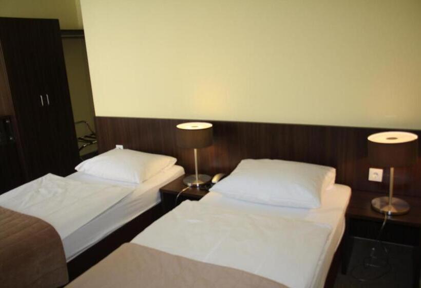 标准间, Mercedes City