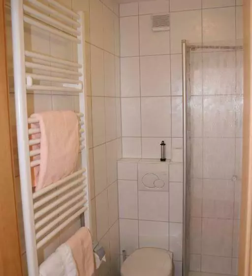 Standard Yhden Hengen Huone, Petersen