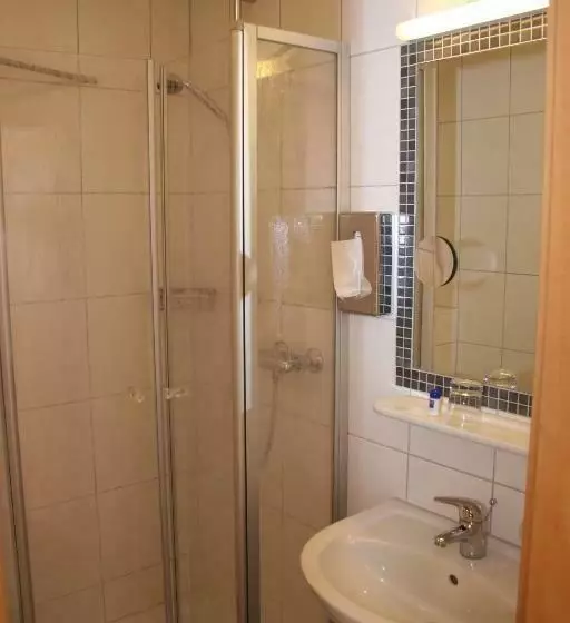 Standard Yhden Hengen Huone, Petersen