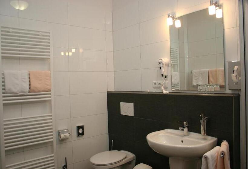 标准三人间, Petersen