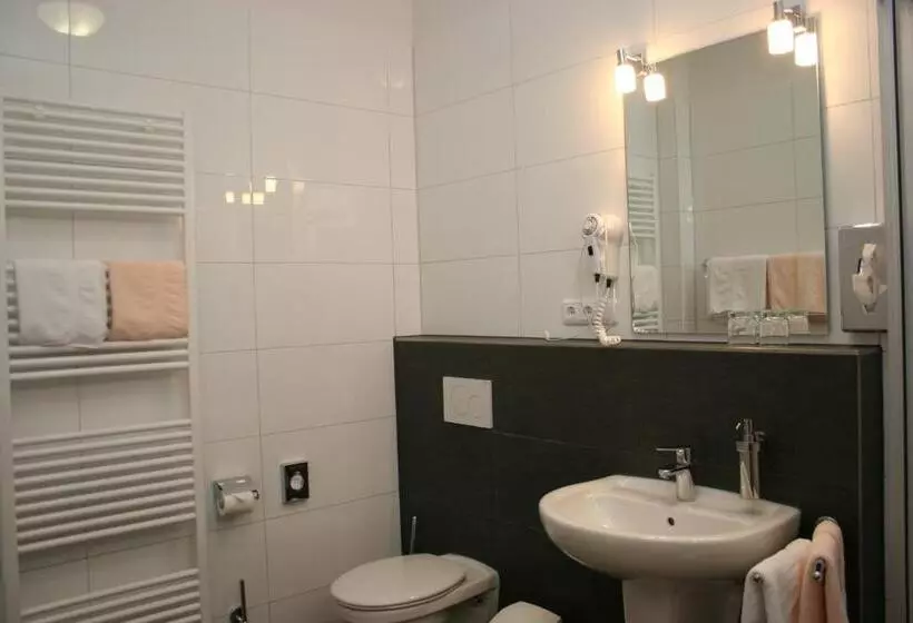 Standard Kolmen Hengen Huone, Petersen