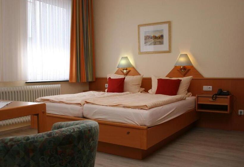 标准三人间, Petersen