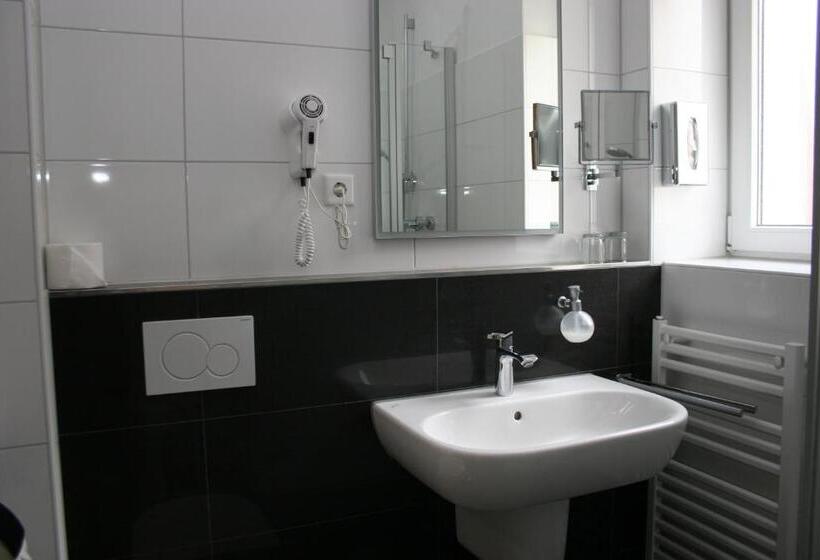 小型套房带阳台, Petersen