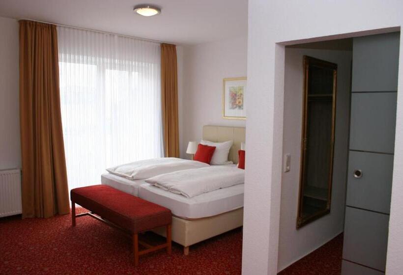 小型套房带阳台, Petersen