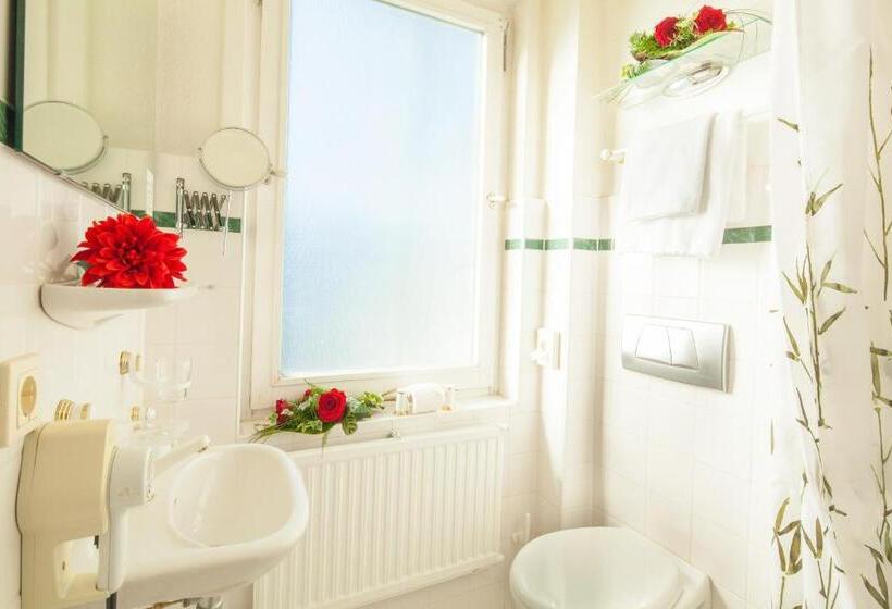 标准单人间, Victoria