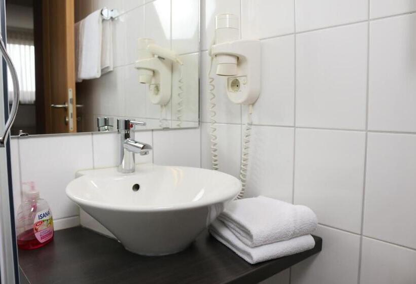 اتاق استاندارد یک نفره, City Hotel Journal