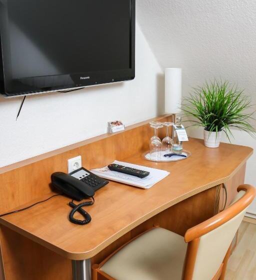 اتاق استاندارد سه نفره, City Hotel Journal