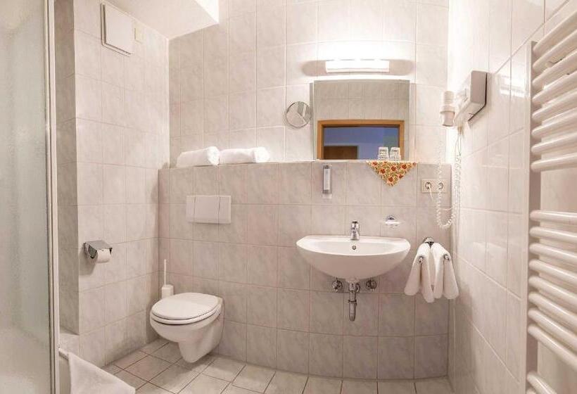 חדר סטנדרט, Ahornhof