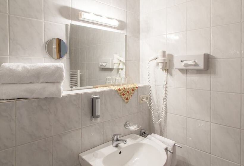 חדר סופריור, Ahornhof