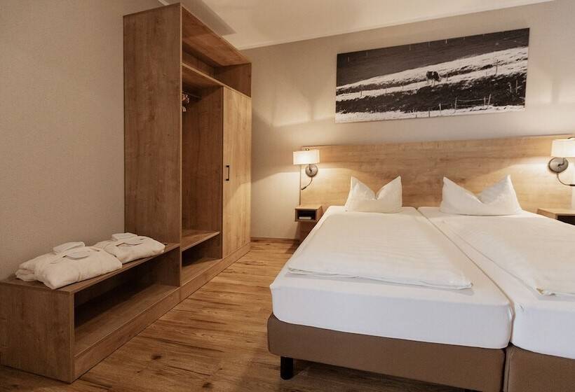 חדר משפחתי, Ahornhof