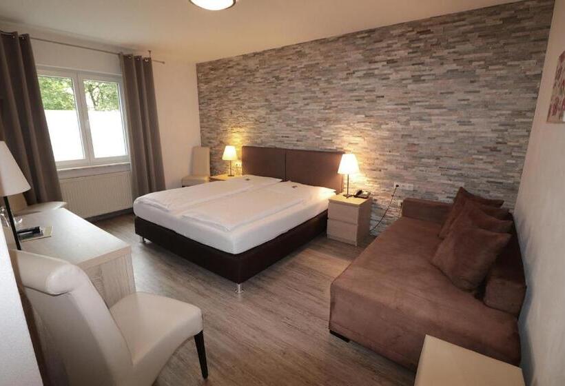 غرفة قياسية ثلاثية, Central