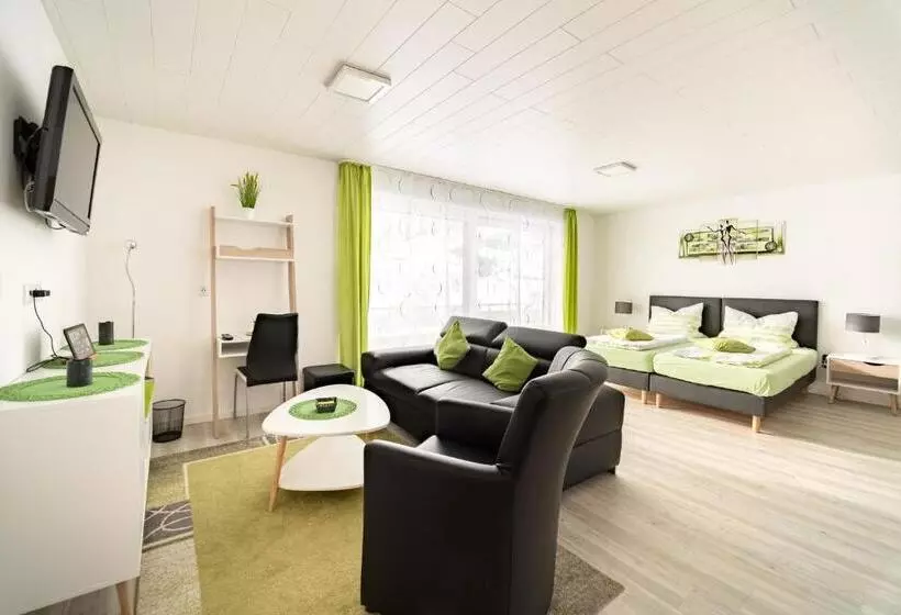 スタンダードスタジオ, Schröder S Hotelpension