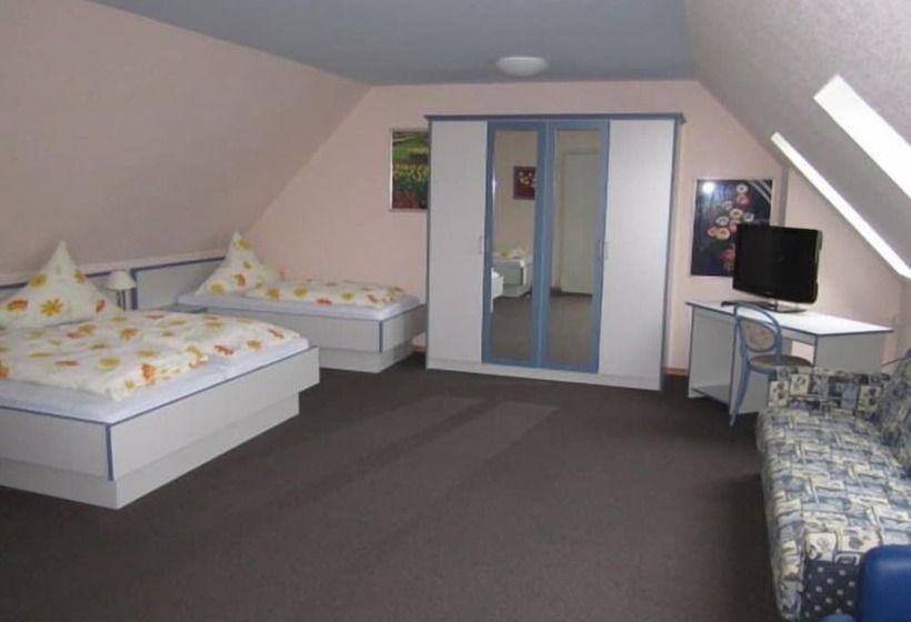 חדר סטנדרט לשלושה, Am Deich