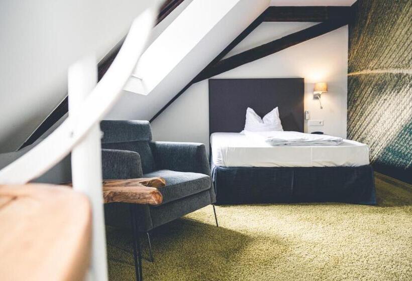 חדר בסיסי, Deutschherrenhof