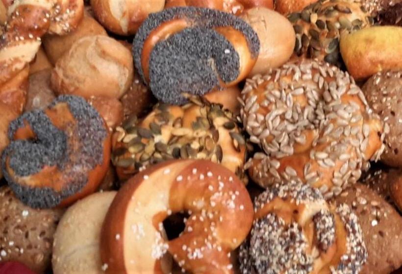 شقة غرفة واحدة, Fabrice