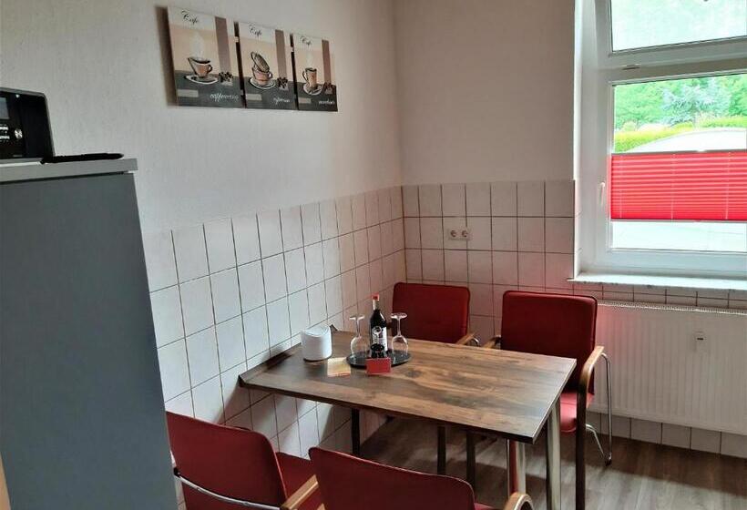 شقة غرفة واحدة, Fabrice