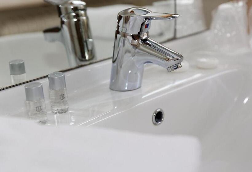 スタンダードルーム, Hüttl   Garni