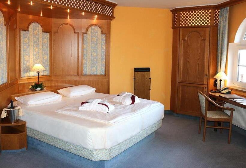 Полулюкс, Spanischer Hof