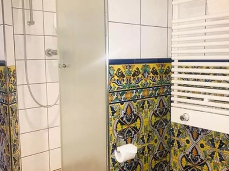 スタンダードルーム, Spanischer Hof