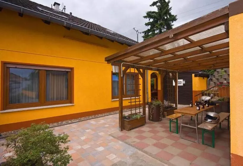 Economy Room, Burgblick