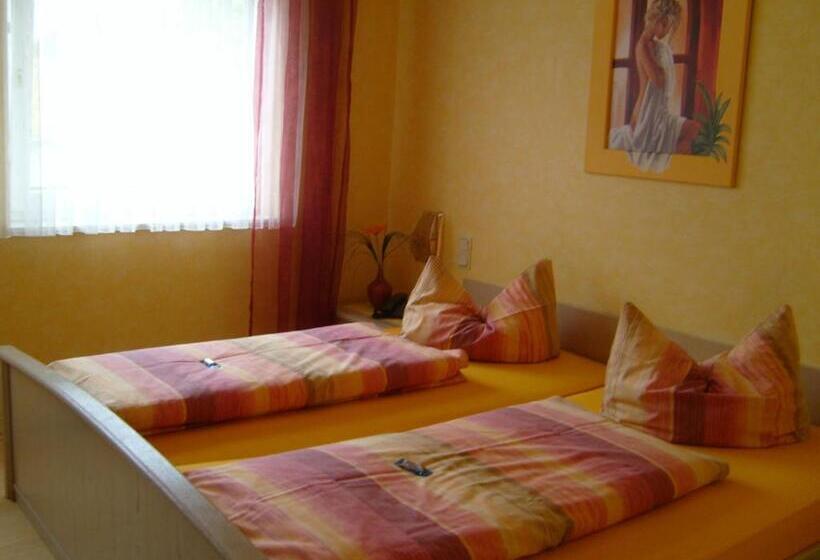 Номер Стандарт Трехместный, Stadtcafé Pension