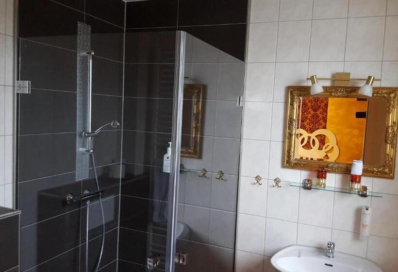 غرفة قياسية ذات طابع خاص, Rosenhof