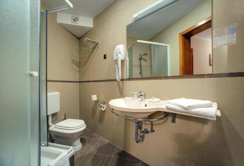 디럭스 패밀리 룸, Duje