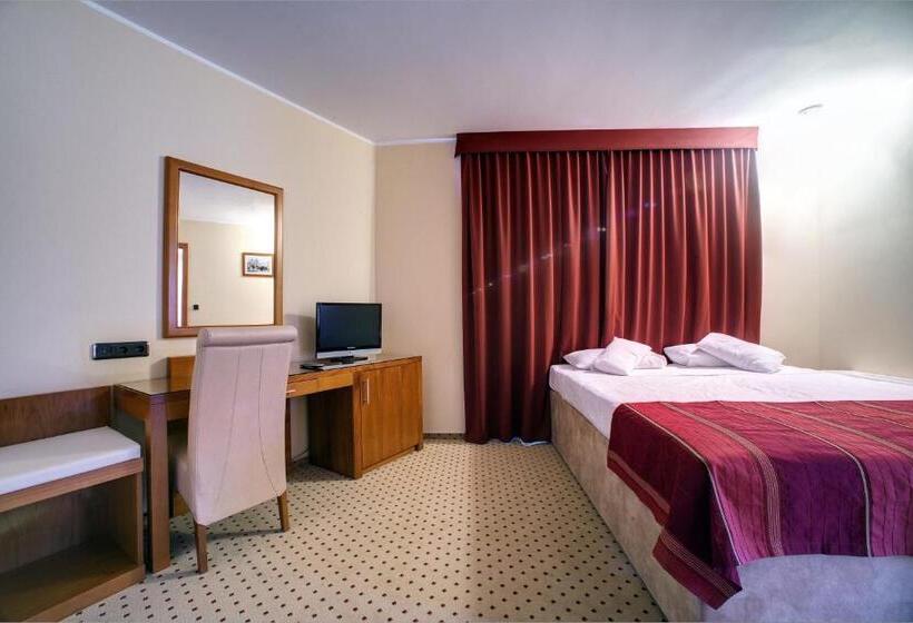 디럭스 패밀리 룸, Duje