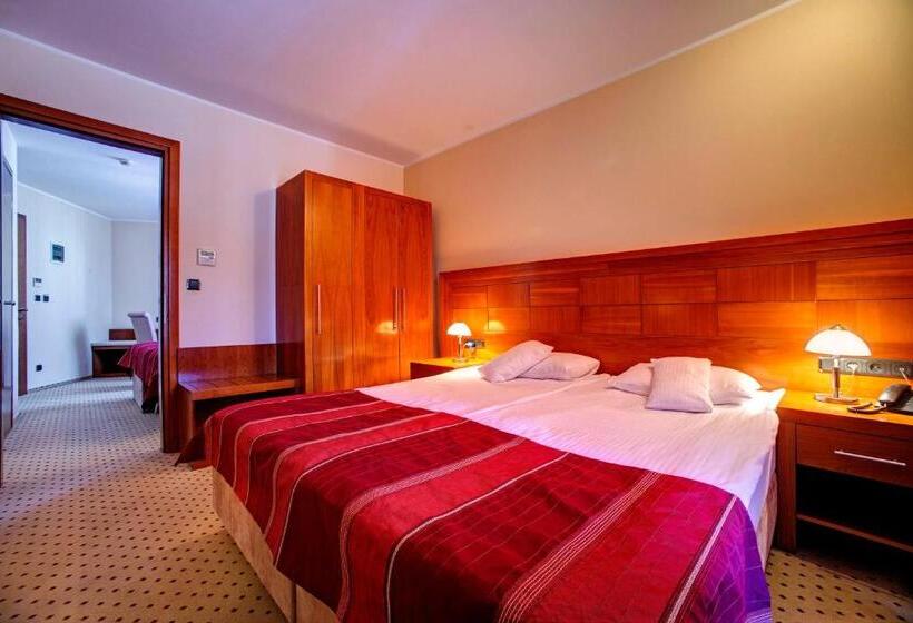 디럭스 패밀리 룸, Duje