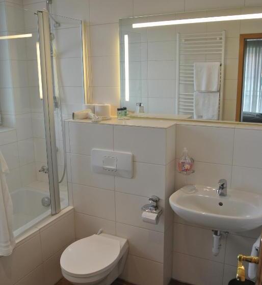 标准三人间, Jägerhof