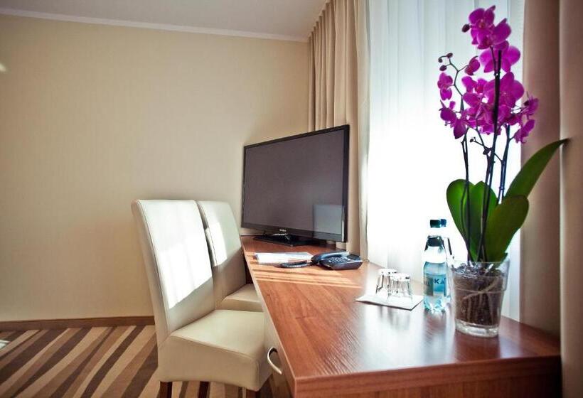 اتاق استاندارد سه نفره, Mazovia Airport Modlin