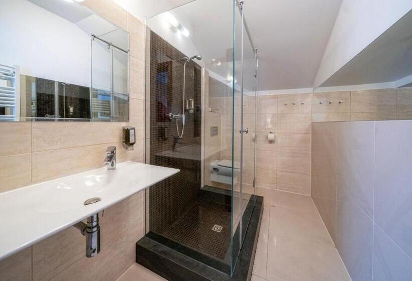 استودیو خانوادگی, Meta Resort & Vine Spa