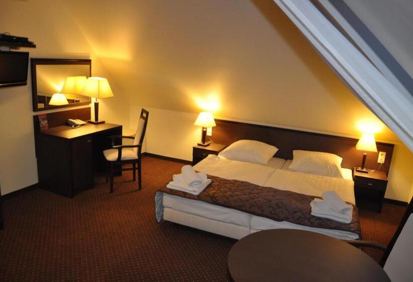 디럭스 룸, Pod Filarami