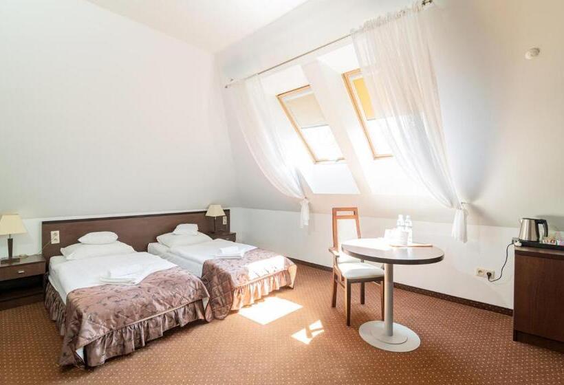 디럭스 룸, Pod Filarami