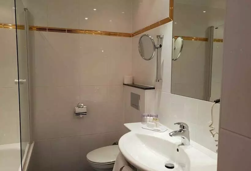 Camera Tripla Classica con Balcone, Purner