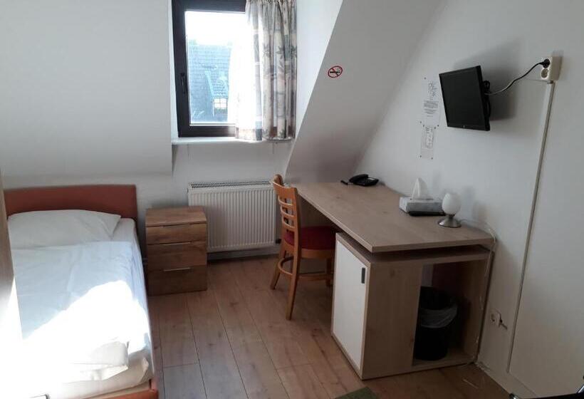 اتاق استاندارد یک تخته با سرویس بهداشتی مشترک, St. Jobser Hof