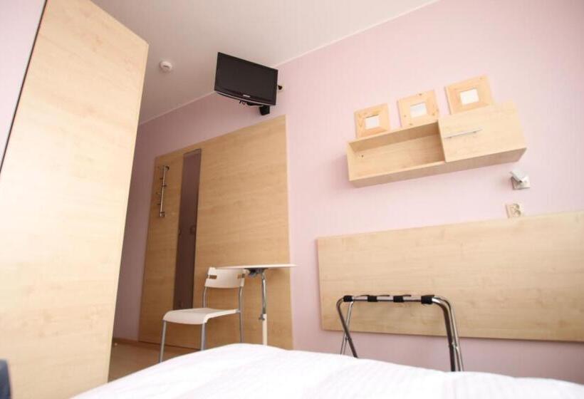 חדר אקונומי יחיד, Standard Delegacyjny Bed & Breakfast