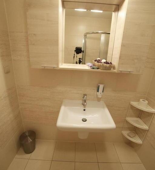 חדר אקונומי לשלושה, Standard Delegacyjny Bed & Breakfast