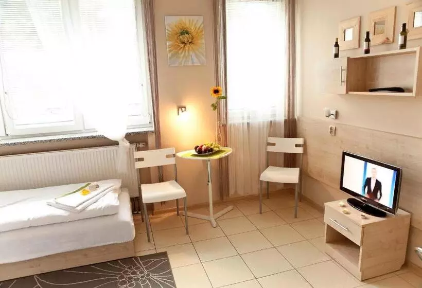 Economy Triple Room, Standard Delegacyjny Bed & Breakfast