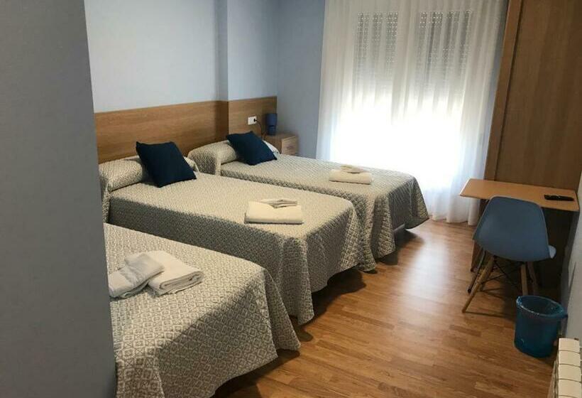 חדר סטנדרט לשלושה, Pensión Santirso