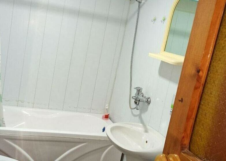 اتاق استاندارد سه نفره, Mekhtar Ambar Caravan Sarai Xix