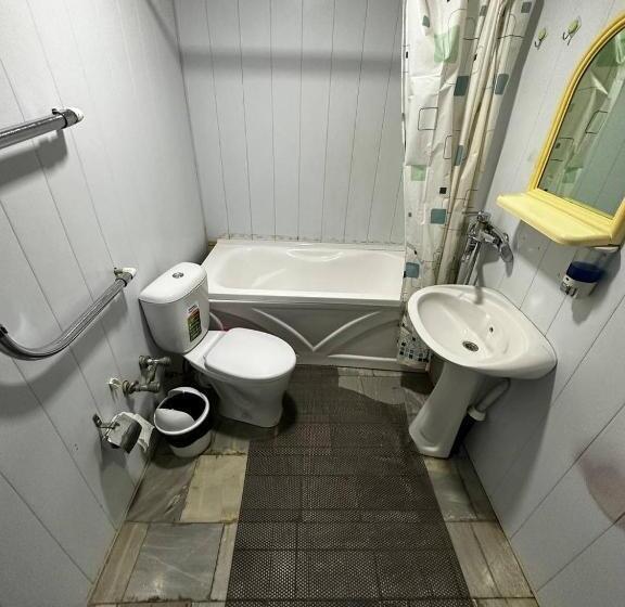 اتاق استاندارد سه نفره, Mekhtar Ambar Caravan Sarai Xix