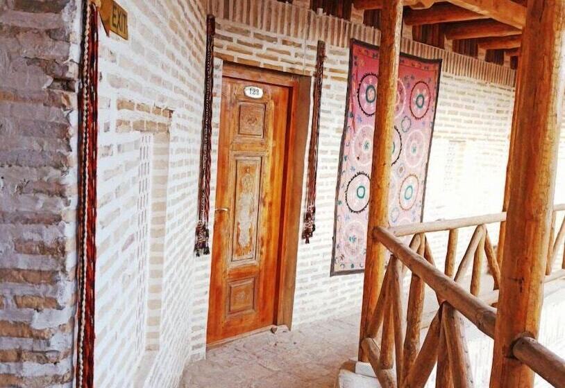 اتاق استاندارد سه نفره, Mekhtar Ambar Caravan Sarai Xix